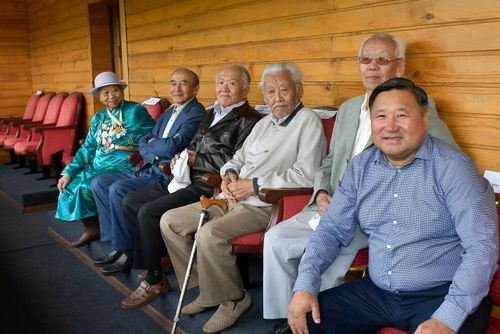 Глава Тувы поздравил ветеранов республики с Международным днем пожилых людей