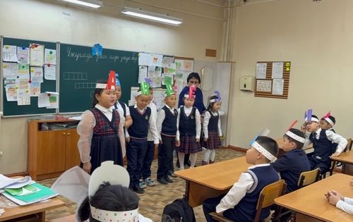 Студентилер бирги классчыларның байырлалынга аалдап четкен