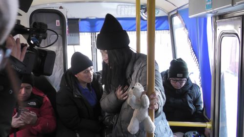 В Кызыле состоялся уникальный спектакль «Бодалдар» в автобусе