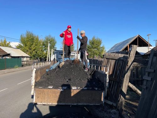Тувинская команда «Молодежки ОНФ» помогла пенсионерке приобрести каменный уголь