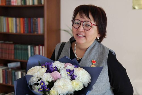 Глава Тувы поздравил с юбилеем заслуженного деятеля науки Айлану Кужугет