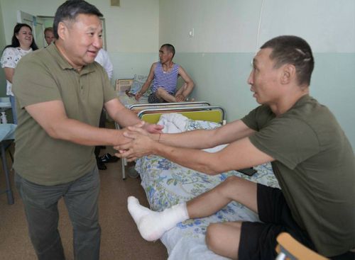 Глава Тувы Владислав Ховалыг навестил раненых военнослужащих, проходящих лечение в Донецке