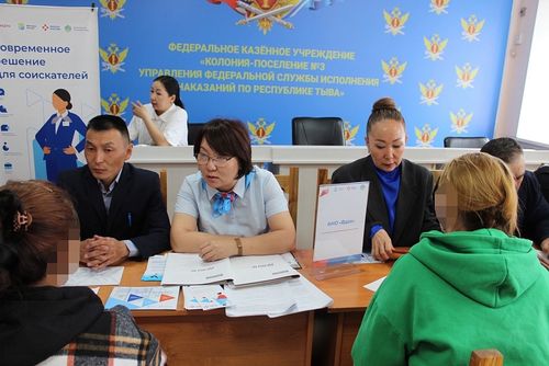 Тывада кеземче черлеринден хосталып үнген кижилерни ажылче хаара тутканы көвүдээн