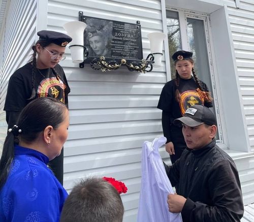 Эрес-дидим чорук ордениниң кавалери Назын Дозуманың чырык адын мөңгежиткен