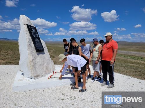 На федеральной трассе Р-257 «Енисей» увековечили память дорожника – героя СВО Дмитрия Оюна