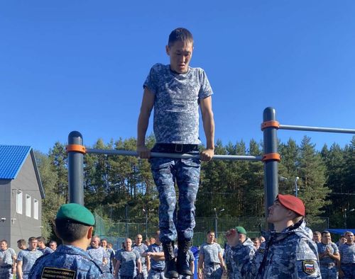 Двое судебных приставов Тувы прошли испытания и удостоены права ношения зеленых беретов