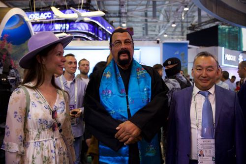 Герой культовых фильмов Стивен Сигал посетил стенд Тувы на ВДНХ