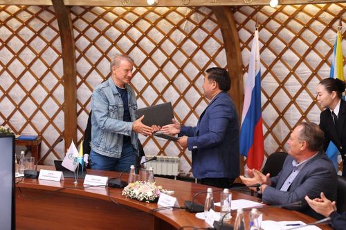 Тываның Баштыңы Ажаалга банкызының баштаар чериниң даргазы-биле ужурашкан