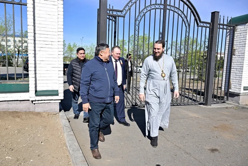 Владислав Ховалыг принял участие в посадке саженцев у Воскресенского кафедрального собора