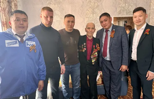 В Туве «Единая Россия» поздравила ветерана с Днем Победы на дому