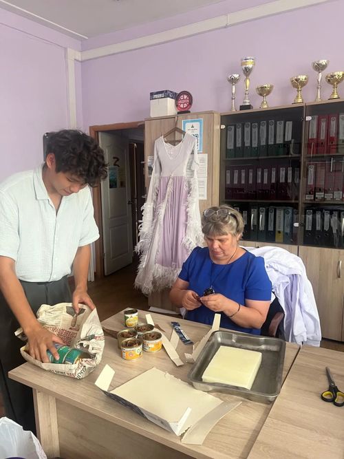 Волонтёры ТувГУ делают окопные свечи и собирают гуманитарную помощь в рамках акции «ВУЗы для фронта»