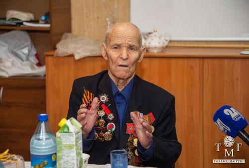 Сотрудники военной полиции Тувы встретились с ветераном Великой Отечественной войны Кириллом Марковым
