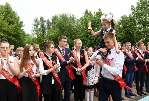 Минпросвещения России рекомендует проводить последние звонки в школах очно