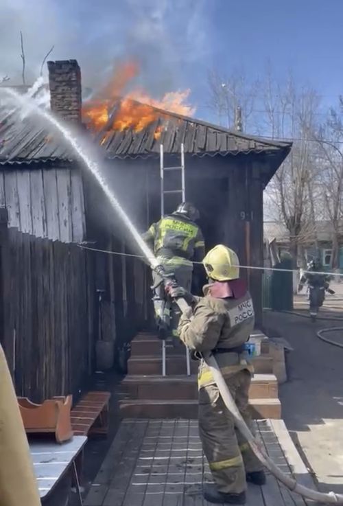 В Туве спасли людей из горящего дома