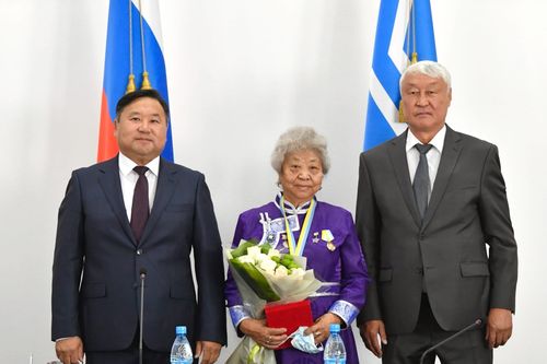 Глава Тувы Владислав Ховалыг поздравил с днем рождения Өшкү-Саар Аракчааевну Ооржак, Заслуженного работника сельского хозяйства России.