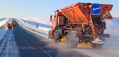 Дорожники Тувы продолжают следить за республиканскими дорогами