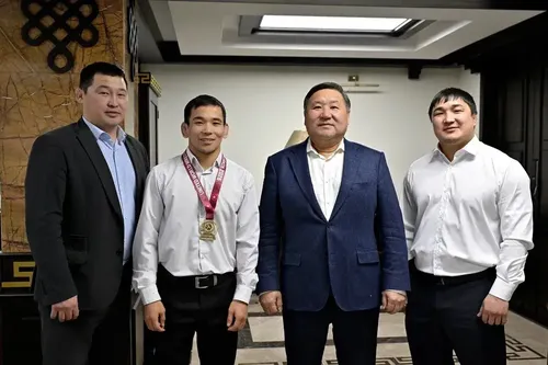 Владислав Ховалыг встретился с чемпионом Европы Аяндаем Ондаром