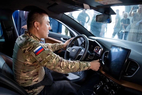 Ветеранов СВО с тяжелой ампутацией обеспечат автомобилями с ручным управлением