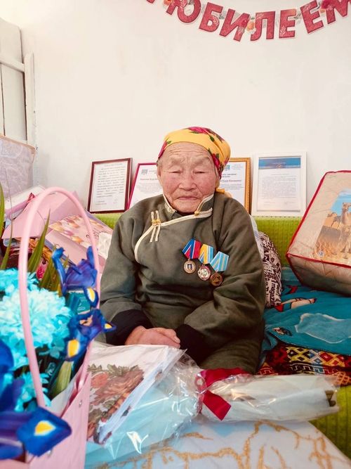Глава Тувы поздравил с 100-летним юбилеем Чудур Канзановну Монгуш