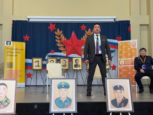 Лектор Российского общества «Знание» открыл выставку портретов Героев СВО в Кызыле