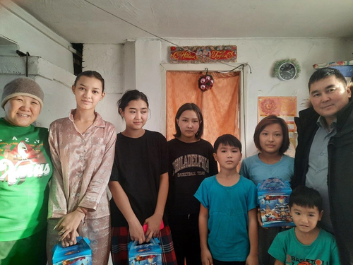 Сотрудники фонда "Защитники Отечества" посетили детей погибших героев в СВО