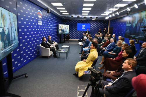 «Единая Россия» в свой День рождения поблагодарила волонтёров и благотворителей, которые участвуют в гуманитарной миссии партии