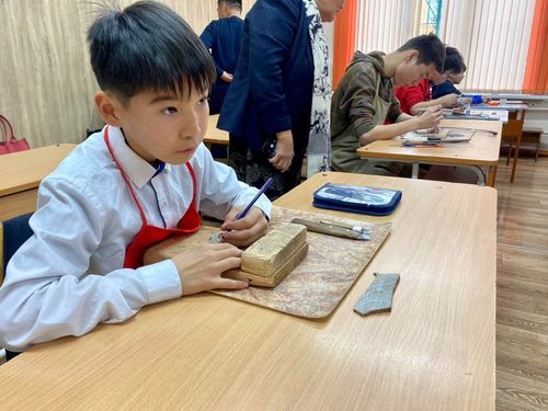 В Туве стартовал конкурс камнерезного искусства среди школьников «Чонар-Даш-2022»