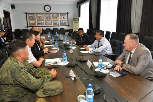 Чаңгыс аай дүүштүрүлге төвү ис чок читкен дайынчыларның төрелдеринге деткимчени көргүзүп турар