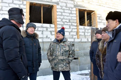 Глава Тувы проверил в Хову-Аксы ход строительства домов для переселенцев из ветхого жилья