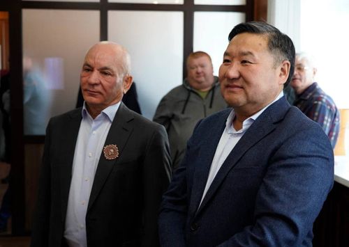 Глава Тувы Владислав Ховалыг поздравил Сергея Уюсова с юбилеем