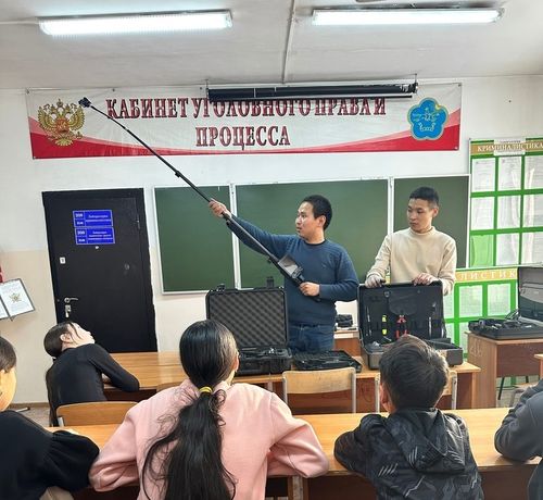 Школьники Бай-Тайгинского района провели опыты в криминалистической лаборатории
