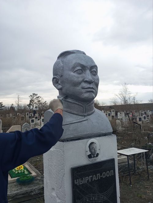 Работники колледжа очистили могилу композитора Алексея Чыргал-оола