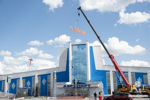 На фасаде аэропорта Кызыла устанавливают обновленные буквы «Кызыл» с обеих сторон