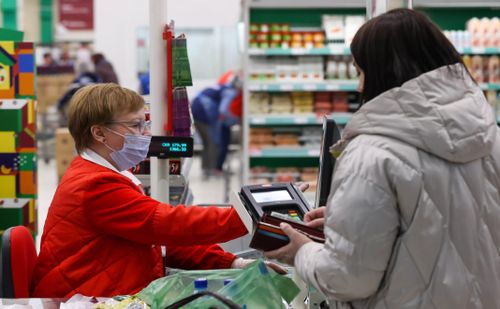 В Госдуму внесли законопроект о введении социальных скидочных карт для малоимущих