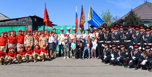 В Туве юнармейцы и кадеты провели парад у дома ветерана
