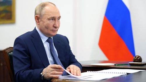 Владимир Путин поручил разработать меры поддержки преподавателей колледжей "Профессионалитета"