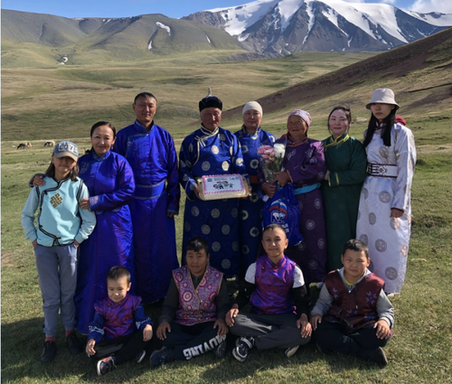 Депутат Верховного Хурала Тувы поздравила многодетную семью из Монгун-Тайги