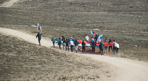 В Туве на священной горе Догээ состоялась поднятия Государственного флага
