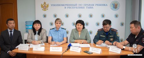 В преддверии Международного дня защиты детей в Туве обсудили вопросы безопасности детей в летний период
