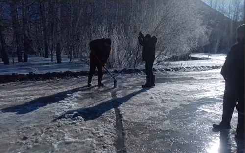 В Туве специалисты проводят работы по предотвращению наледи на мостах и дорогах