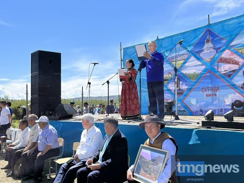 На Наадыме Сут-Хольского района наградили лучших работников и животноводов