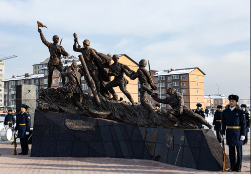 В Туве открыли памятник легендарным минометчикам братьям Шумовым