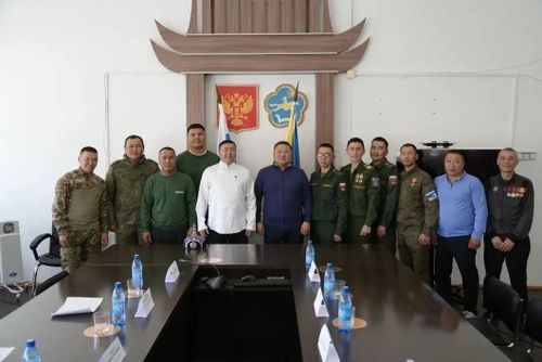 Тываның Баштыңы Чөөн-Хемчик кожуунга сургакчылаашкын үезинде тускай шериг операциязының киржикчилери-биле ужурашкан