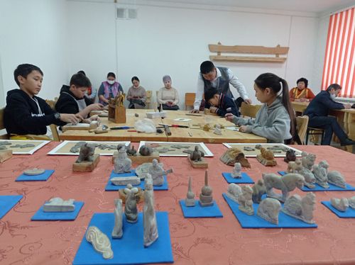 В гимназии №9 прошел открытый урок по камнерезному искусству