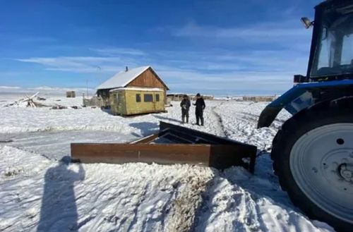 В Туве к расчистке снега подключилась сельхозтехника