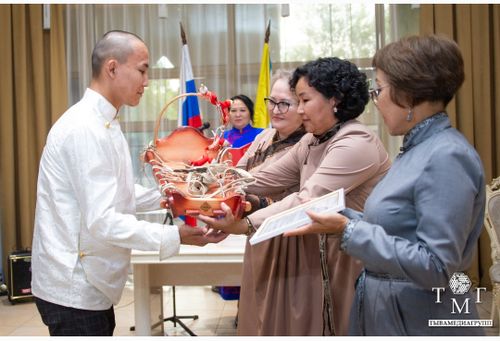 Молодой семье подарили тувинскую колыбель-кавай в честь рождения первенца