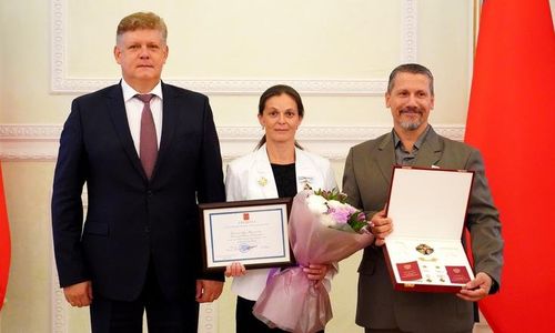 Полпред вручил орден «Родительская слава» супругам, воспитывающим десятерых детей