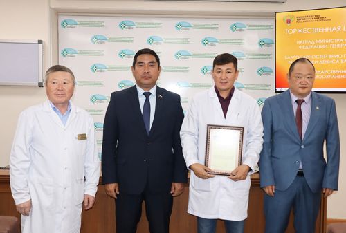 В Кызыле наградили врачей, оказывавших медпомощь на СВО