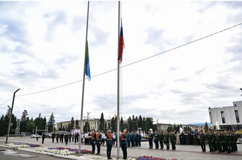 В Кызыле в День Государственного флага прошли торжественное поднятие триколора и вручение паспортов юным гражданам