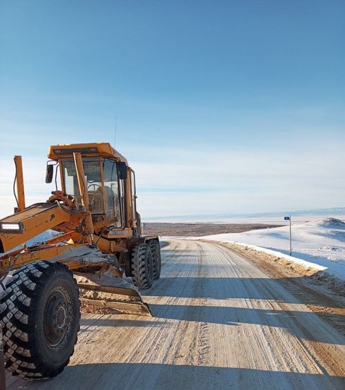 В Туве дорожные службы обработали около 3000 км трасс за неделю для обеспечения безопасности